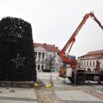 Kielce. Montaż choinki na Rynku / Fot. Jarosław Kubalski - Radio Kielce