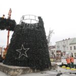 Kielce. Montaż choinki na Rynku / Fot. Jarosław Kubalski - Radio Kielce