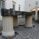 12.11.2022. Pińczów. Makieta z brązu, która prezentuje Pińczów z „lotu ptaka”. / Fot. Marta Gajda-Kruk - Radio Kielce