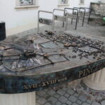 12.11.2022. Pińczów. Makieta z brązu, która prezentuje Pińczów z „lotu ptaka”. / Fot. Marta Gajda-Kruk - Radio Kielce