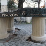 12.11.2022. Pińczów. Makieta z brązu, która prezentuje Pińczów z „lotu ptaka”. / Fot. Marta Gajda-Kruk - Radio Kielce