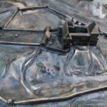 12.11.2022. Pińczów. Makieta z brązu, która prezentuje Pińczów z „lotu ptaka”. / Fot. Marta Gajda-Kruk - Radio Kielce