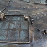 12.11.2022. Pińczów. Makieta z brązu, która prezentuje Pińczów z „lotu ptaka”. / Fot. Marta Gajda-Kruk - Radio Kielce