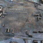 12.11.2022. Pińczów. Makieta z brązu, która prezentuje Pińczów z „lotu ptaka”. / Fot. Marta Gajda-Kruk - Radio Kielce