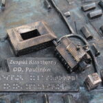 12.11.2022. Pińczów. Makieta z brązu, która prezentuje Pińczów z „lotu ptaka”. / Fot. Marta Gajda-Kruk - Radio Kielce