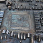 12.11.2022. Pińczów. Makieta z brązu, która prezentuje Pińczów z „lotu ptaka”. / Fot. Marta Gajda-Kruk - Radio Kielce