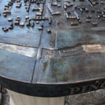 12.11.2022. Pińczów. Makieta z brązu, która prezentuje Pińczów z „lotu ptaka”. / Fot. Marta Gajda-Kruk - Radio Kielce