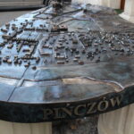 12.11.2022. Pińczów. Makieta z brązu, która prezentuje Pińczów z „lotu ptaka”. / Fot. Marta Gajda-Kruk - Radio Kielce