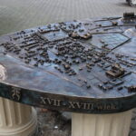 12.11.2022. Pińczów. Makieta z brązu, która prezentuje Pińczów z „lotu ptaka”. / Fot. Marta Gajda-Kruk - Radio Kielce