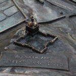 12.11.2022. Pińczów. Makieta z brązu, która prezentuje Pińczów z „lotu ptaka”. / Fot. Marta Gajda-Kruk - Radio Kielce