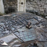 12.11.2022. Pińczów. Makieta z brązu, która prezentuje Pińczów z „lotu ptaka”. / Fot. Marta Gajda-Kruk - Radio Kielce