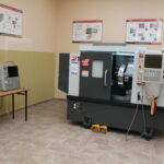 09.11.2022. Pińczów. Na terenie warsztatów szkolnych Zespołu Szkół Zawodowych im St. Staszica w Pińczowie uroczyście otwarto pierwsze w województwie Centrum Edukacji Technicznej. / Fot. Marta Gajda-Kruk - Radio Kielce