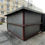 Kielce. Ulica Sienkiewicza. Blaszana kontrukcja na kieleckim deptaku / Fot. Wiktor Taszłow - Radio Kielce