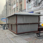 Kielce. Ulica Sienkiewicza. Blaszana kontrukcja na kieleckim deptaku / Fot. Wiktor Taszłow - Radio Kielce