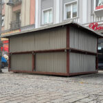 Kielce. Ulica Sienkiewicza. Blaszana kontrukcja na kieleckim deptaku / Fot. Wiktor Taszłow - Radio Kielce