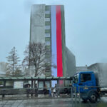 10.11.2022. Kielce. Na Świętokrzyskim Urzędzie Wojewódzkim w Kielcach zawisła biało-czerwona flaga o długości 32 metrów / Fot. Wiktor Taszłow – Radio Kielce