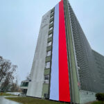 10.11.2022. Kielce. Na Świętokrzyskim Urzędzie Wojewódzkim w Kielcach zawisła biało-czerwona flaga o długości 32 metrów / Fot. Wiktor Taszłow – Radio Kielce