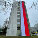 10.11.2022. Kielce. Na Świętokrzyskim Urzędzie Wojewódzkim w Kielcach zawisła biało-czerwona flaga o długości 32 metrów / Fot. Wiktor Taszłow – Radio Kielce