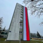 10.11.2022. Kielce. Na Świętokrzyskim Urzędzie Wojewódzkim w Kielcach zawisła biało-czerwona flaga o długości 32 metrów / Fot. Wiktor Taszłow – Radio Kielce