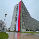 10.11.2022. Kielce. Na Świętokrzyskim Urzędzie Wojewódzkim w Kielcach zawisła biało-czerwona flaga o długości 32 metrów / Fot. Wiktor Taszłow – Radio Kielce