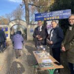 01.11.2022. Sandomierz. Kwesta na cmentarzu katedralnym. Na zdjęciu (od lewej): Marcin Marzec - burmistrz Sandomierza, Wojciech Czerwiec - przewodniczący rady miasta, Waldemar Białousz - nauczyciel w I LO Collegium Gostomianum. / Fot. Grażyna Szlęzak - Radio Kielce