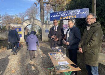 01.11.2022. Sandomierz. Kwesta na cmentarzu katedralnym. Na zdjęciu (od lewej): Marcin Marzec - burmistrz Sandomierza, Wojciech Czerwiec - przewodniczący rady miasta, Waldemar Białousz - nauczyciel w I LO Collegium Gostomianum. / Fot. Grażyna Szlęzak - Radio Kielce