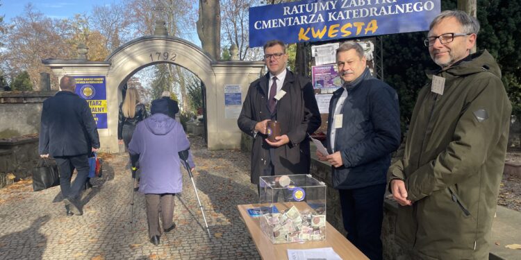 01.11.2022. Sandomierz. Kwesta na cmentarzu katedralnym. Na zdjęciu (od lewej): Marcin Marzec - burmistrz Sandomierza, Wojciech Czerwiec - przewodniczący rady miasta, Waldemar Białousz - nauczyciel w I LO Collegium Gostomianum. / Fot. Grażyna Szlęzak - Radio Kielce