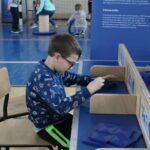 14.11.2022. Działoszyce. Interaktywne eksponaty z Centrum Nauki „Kopernik” w Warszawie w Szkole Podstawowej w Działoszycach / Fot. Marta Gajda-Kruk - Radio Kielce