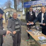 01.11.2022. Sandomierz. Kwesta na cmentarzu katedralnym. / Fot. Grażyna Szlęzak - Radio Kielce