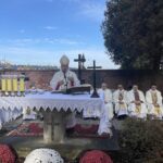 01.11.2022. Sandomierz. Msza na cmentarzu katedralnym. Na zdjęciu biskup Krzysztof Nitkiewicz. / Fot. Grażyna Szlęzak - Radio Kielce