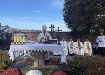 01.11.2022. Sandomierz. Msza na cmentarzu katedralnym. Na zdjęciu biskup Krzysztof Nitkiewicz. / Fot. Grażyna Szlęzak - Radio Kielce