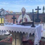 01.11.2022. Sandomierz. Msza na cmentarzu katedralnym. Na zdjęciu biskup Krzysztof Nitkiewicz. / Fot. Grażyna Szlęzak - Radio Kielce