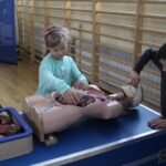 14.11.2022. Działoszyce. Interaktywne eksponaty z Centrum Nauki „Kopernik” w Warszawie w Szkole Podstawowej w Działoszycach / Fot. Marta Gajda-Kruk - Radio Kielce