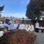 01.11.2022. Sandomierz. Msza na cmentarzu katedralnym. / Fot. Grażyna Szlęzak - Radio Kielce