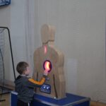 14.11.2022. Działoszyce. Interaktywne eksponaty z Centrum Nauki „Kopernik” w Warszawie w Szkole Podstawowej w Działoszycach / Fot. Marta Gajda-Kruk - Radio Kielce