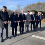 03.11.2022. Klimontów. Otwarcie drogi po remoncie. Na zdjęciu (od lewej): Tomasz Jamka - członek zarządu województwa świętokrzyskiego, Andrzej Bętkowski - marszałek województwa, Marek Jońca - członek zarządu województwa świętokrzyskiego, Marek Goździewski - burmistrz Klimontowa, Paweł Krakowiak - radny sejmiku województwa świętokrzyskiego, Jerzy Wrona - dyrektor Świętokrzyskiego Zarządu Dróg, Rafał Olszak - firma Drogomex- wykonawca inwestycji. / Fot. Grażyna Szlęzak - Radio Kielce