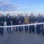 04.11.2022. Chobrzany. Otwarcie drogi. Na zdjęciu (od lewej): Zbigniew Koniusz - wojewoda świętokrzyski, Marcin Piwnik -starosta sandomierski, Ewa Drzazga - wicewójt gminy Samborzec, Zbigniew Kwasek -członek zarządu powiatu sandomierskiego, Witold Surowiec - wójt gminy Samborzec, Witold Stefaniak - przewodniczący komisji drogownictwa w radzie Powiatu Sandomierskiego, Paweł Niedźwiedź -wicestarosta sandomierski, Zbigniew Nasternak - wiceprzewodniczący Rady Powiatu, Tomasz Huk -przewodniczący Rady Powiatu, Piotr Justyna - firma Robson, wykonawca inwestycji, Piotr Martyniak - dyrektor Powiatowego Zarządu Dróg / Fot. Grażyna Szlęzak - Radio Kielce