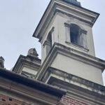 07.11.2022. Sandomierz. Zdjęcie ze szczytu bazyliki katedralnej ozdoby frontonu świątyni. / Fot. Grażyna Szlęzak - Radio Kielce