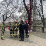 07.11.2022. Sandomierz. Zdjęcie ze szczytu bazyliki katedralnej ozdoby frontonu świątyni. / Fot. Grażyna Szlęzak - Radio Kielce