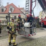 07.11.2022. Sandomierz. Zdjęcie ze szczytu bazyliki katedralnej ozdoby frontonu świątyni. / Fot. Grażyna Szlęzak - Radio Kielce