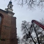 07.11.2022. Sandomierz. Zdjęcie ze szczytu bazyliki katedralnej ozdoby frontonu świątyni. / Fot. Grażyna Szlęzak - Radio Kielce