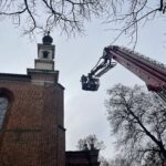 07.11.2022. Sandomierz. Zdjęcie ze szczytu bazyliki katedralnej ozdoby frontonu świątyni. / Fot. Grażyna Szlęzak - Radio Kielce