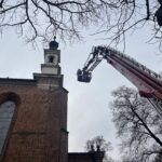 07.11.2022. Sandomierz. Zdjęcie ze szczytu bazyliki katedralnej ozdoby frontonu świątyni. / Fot. Grażyna Szlęzak - Radio Kielce