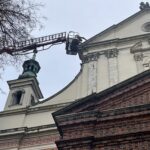 07.11.2022. Sandomierz. Zdjęcie ze szczytu bazyliki katedralnej ozdoby frontonu świątyni. / Fot. Grażyna Szlęzak - Radio Kielce