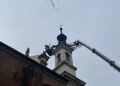 07.11.2022. Sandomierz. Zdjęcie ze szczytu bazyliki katedralnej ozdoby frontonu świątyni. / Fot. Grażyna Szlęzak - Radio Kielce