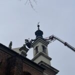 07.11.2022. Sandomierz. Zdjęcie ze szczytu bazyliki katedralnej ozdoby frontonu świątyni. / Fot. Grażyna Szlęzak - Radio Kielce