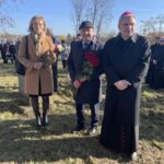 08.11.2022. Staszów. Staszów. 80. rocznica likwidacji getta. Na zdjęciu (od lewej): Ewa Kondek - zastępca burmistrza Staszowa, Leszek Kopeć - burmistrz Staszowa, biskup diecezji sandomierskiej Krzysztof Nitkiewicz. / Fot. Grażyna Szlęzak - Radio Kielce