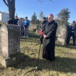 08.11.2022. Staszów. Staszów. 80. rocznica likwidacji getta. Na zdjęciu biskup diecezji sandomierskiej Krzysztof Nitkiewicz. / Fot. Grażyna Szlęzak - Radio Kielce