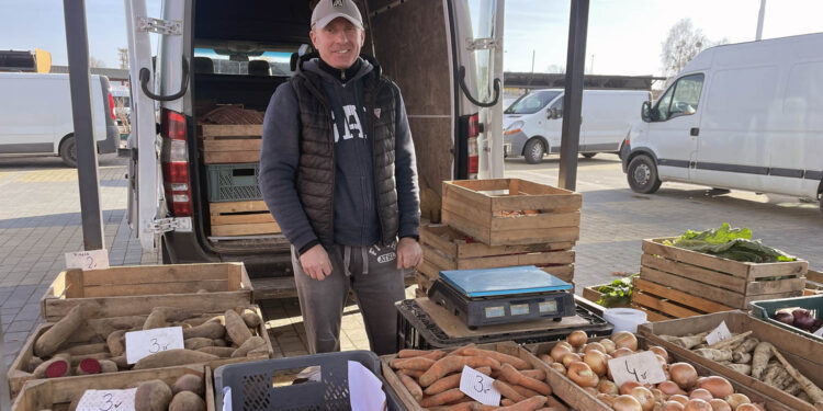 Na zdjęciu Marcin Sadok, rolnik ze Słupczy w gminie Dwikozy / Fot. Grażyna Szlęzak - Radio Kielce
