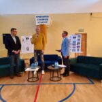 09.11.2022. Sandomierz. Spotkanie Karola Bieleckiego z uczniami szkół podstawowych. Na zdjęciu (od lewej): Marcin Marzec - burmistrz Sandomierza, Karol Bielecki - były piłkarz ręczny, Marcin Sykucki - dyrektor Szkoły Podstawowej nr 1 w Sandomierzu. / Fot. Grażyna Szlęzak - Radio Kielce